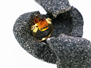 gold-colored and brown stone fragment ring